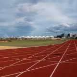 Una volta entrati nel centro sportivo adagiato sul mare, ammiriamo il grande anello di 400 metri della pista d�atletica 
